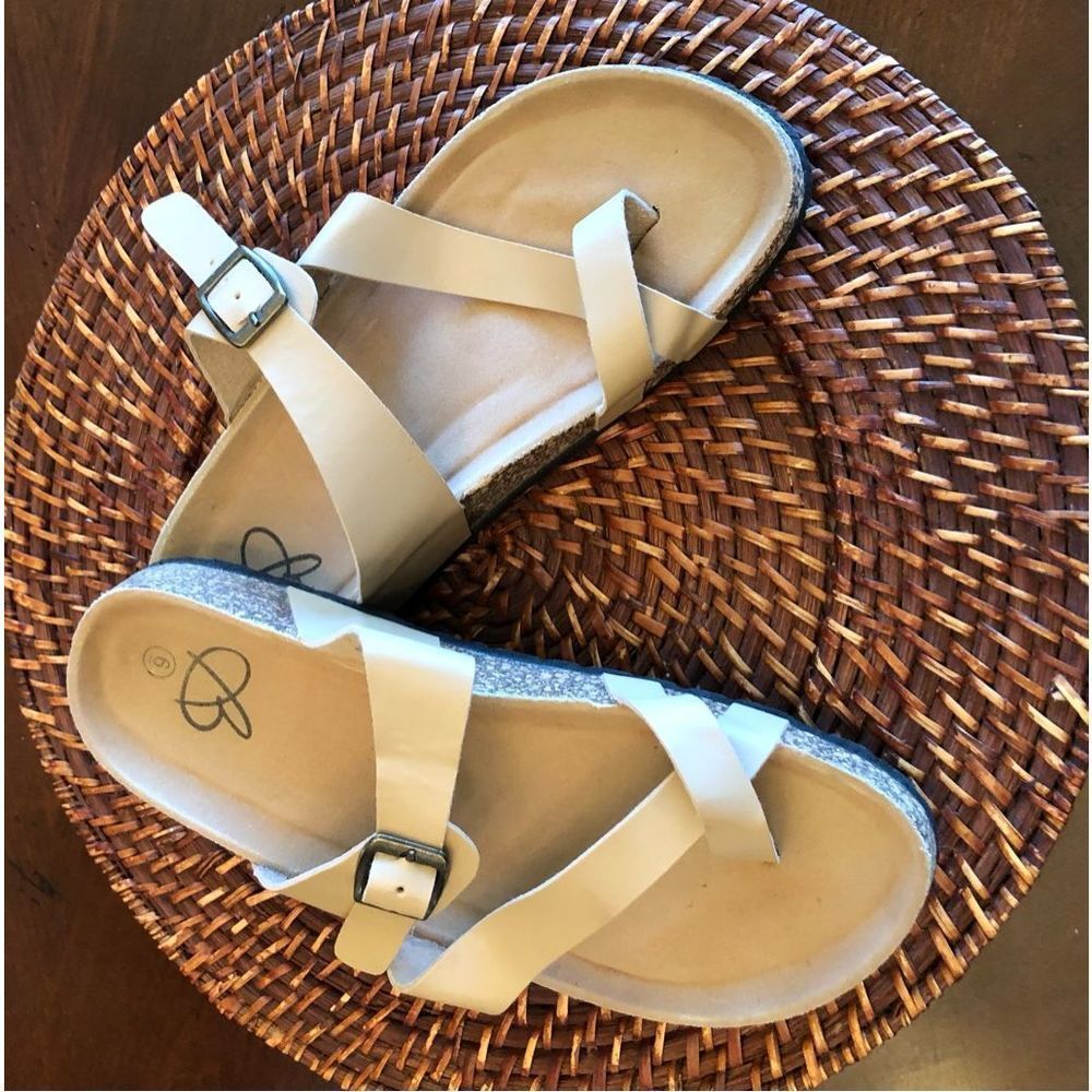BROOKS - NWOT Ladies Sz 6 Faux Leather Slip-On Toe Sandals/Natural. Never Worn! - Picture 7 of 10